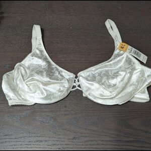 Vassarette Cream Lace Underwire Bra